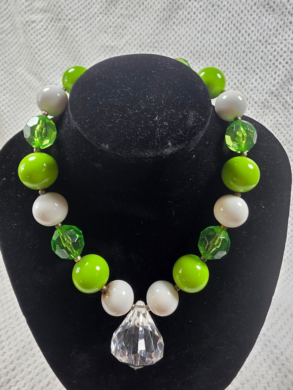 Girls Chunky Bubblegum Necklace 16" Green & White